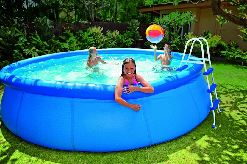 Bazén s nafukovacím prstencem zazimujte tak, že jej vypustíte a uklidíte (Zdroj: Marimex)