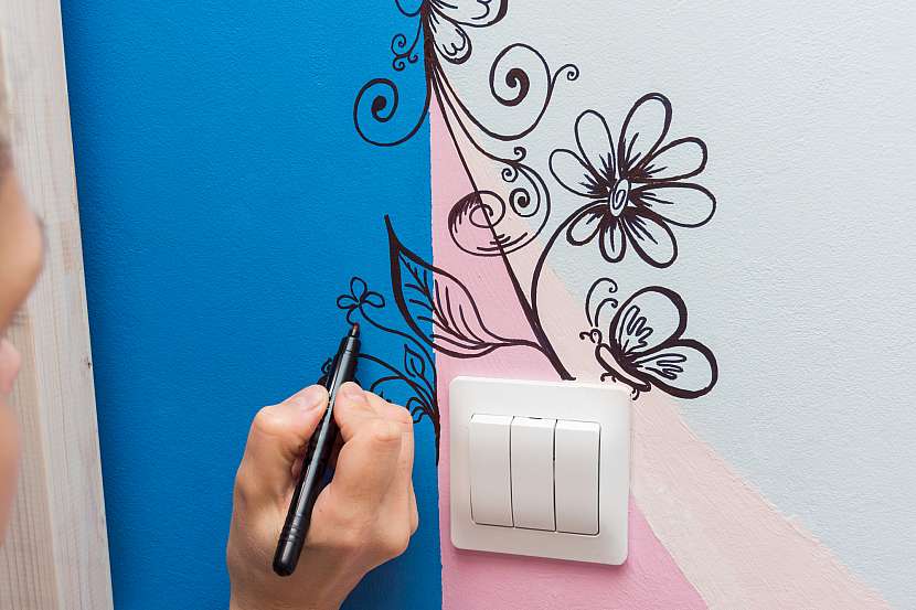 Ruční kresba květinového motivu na stěnu