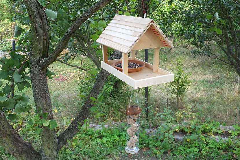 Vyrobte si krmítko pro ptáčky se zásobníkem na lojové koule (Zdroj: HobbyPRstudio)