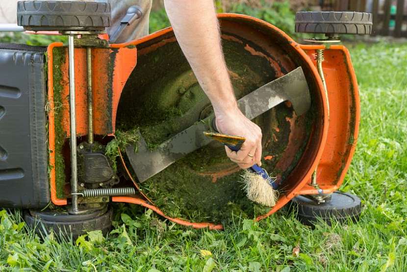 Příprava sekačky na novou sezónu: Na co nezapomenout?