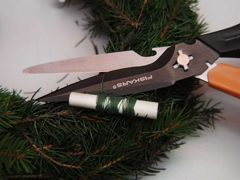 Nůžky Fiskars Cuts+More a výroba adventního věnce