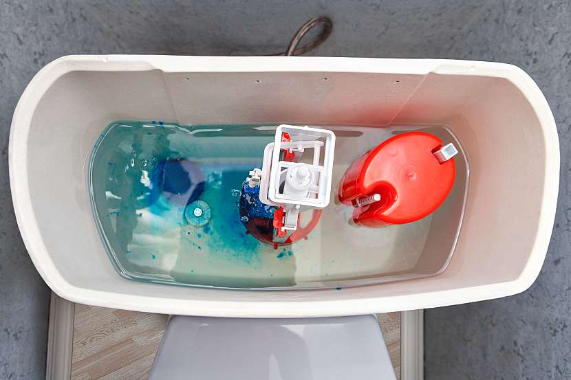 Protékání toalety můžeme zabránit pravidelnou údržbou splachovacího mechanismu