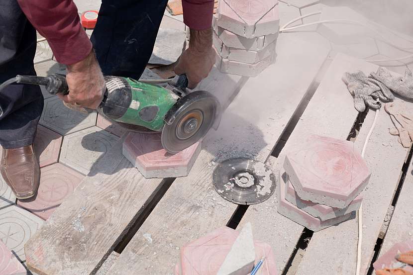 K řezání betonu použijte úhlovou brusku s diamantovým kotoučem