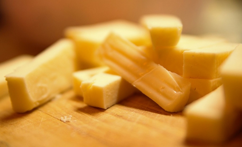 Tvrdý sýr si můžeme sami zaudit ve vlastní udírně