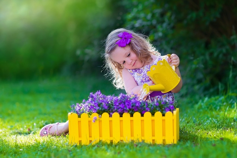 Drobné práce na zahradě s vlastním nářadím budou děti bavit