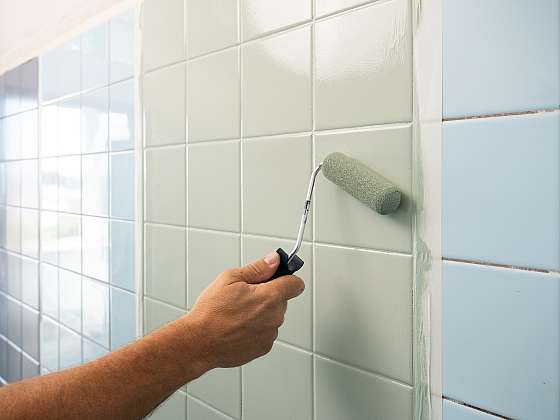 otevřít: Nechcete bourat? Levná renovace obkladu svépomocí změní koupelnu za víkend