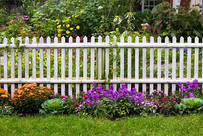 Dřevěný laťkový plot patří k venkovským zahradám