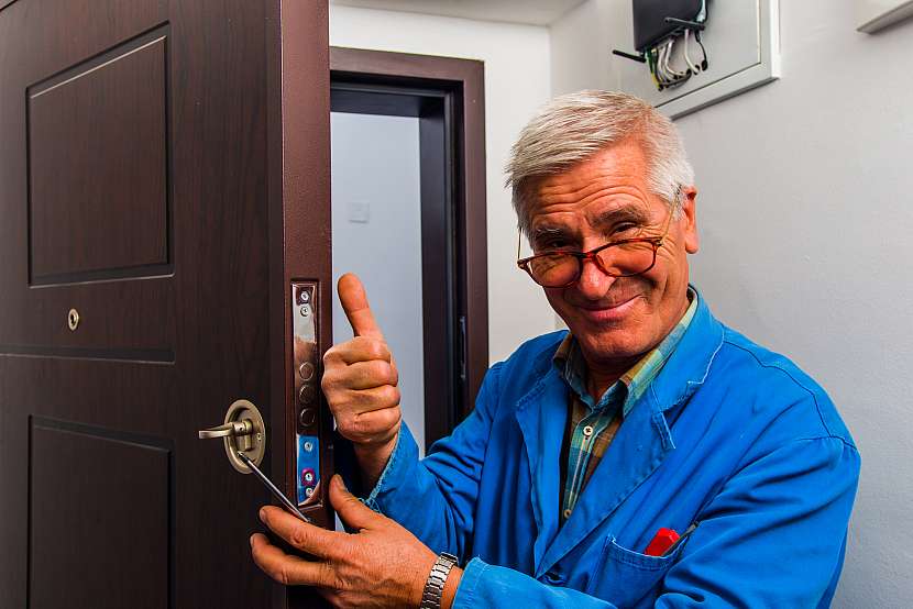 Zámečník vám poradí, jaký klíč vybrat pro bezpečné zamknutí dveří (Zdroj: Depositphotos (https://cz.depositphotos.com))