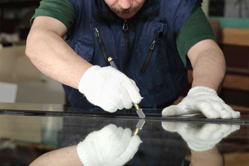 Pro řezání skla používáme speciální nůž a kovové pravítko