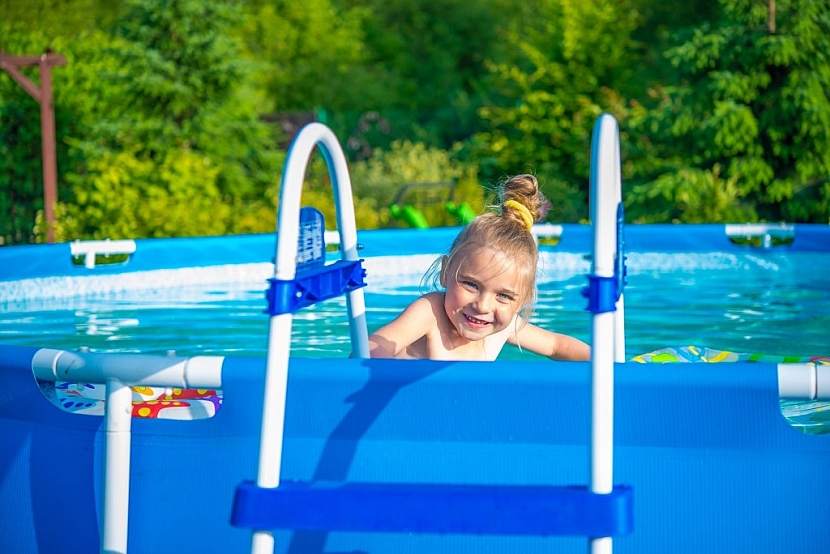 Chcete si užít koupací sezónu na své zahradě? Kupte bazén s konstrukcí