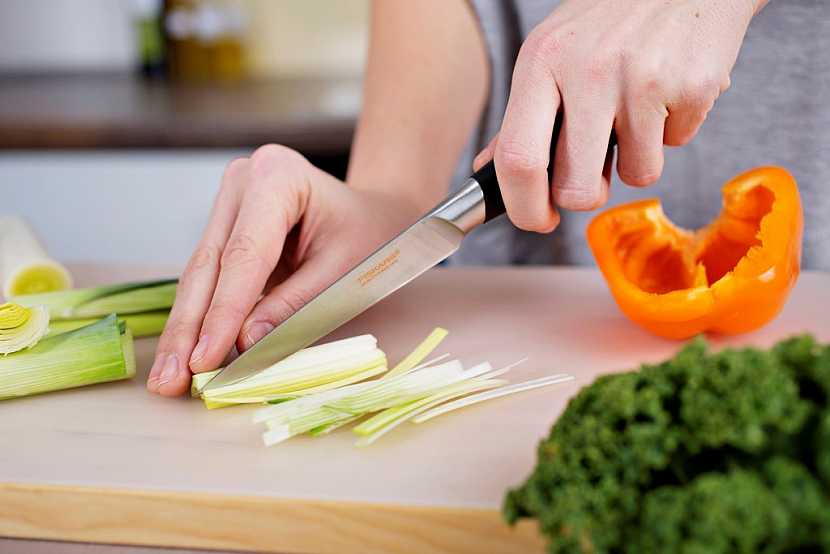 Loupací nůž Fiskars z řady FunctionalForm+, skvělý ke krájení zeleniny.