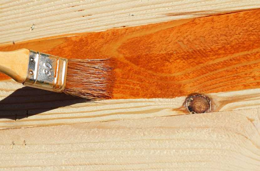 Ochranný nátěr prodlouží dřevu životnost a zvýrazní jeho krásu (Zdroj: Depositphotos)