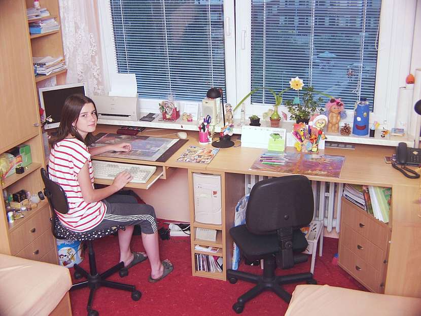 Studentský pracovní stůl pro dvě slečny školou povinné