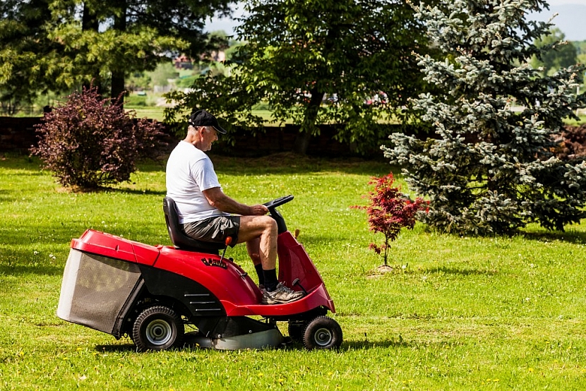 Zahradní traktor je vhodný zahradní stroj pro sekání větších ploch trávníku, tato činnost pro vás bude zábavou