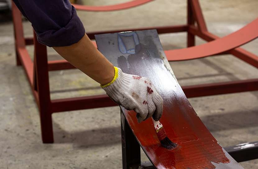 Natírání kovového povrchu provádějte vždy po očištění a odmaštění (Zdroj: Depositphotos (https://cz.depositphotos.com))