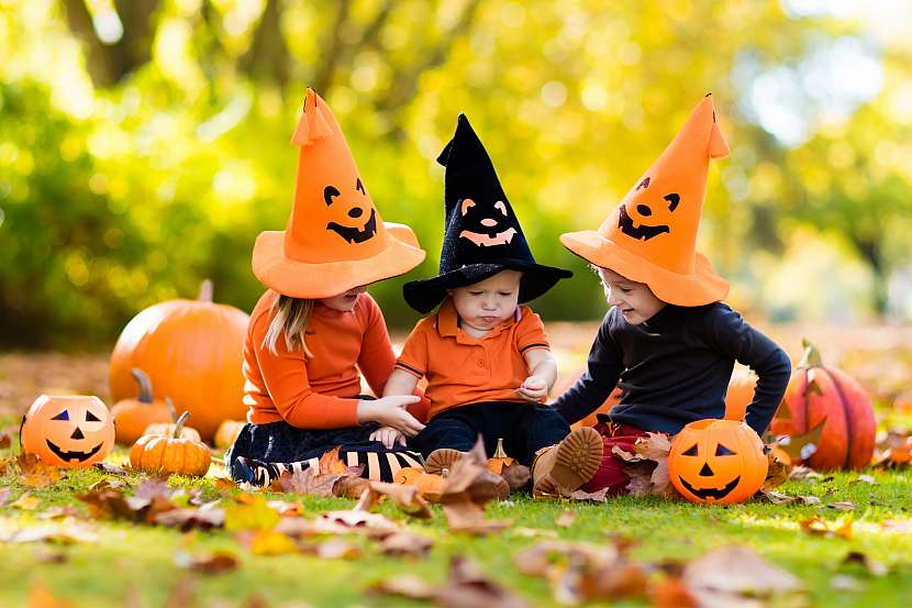 Vyřezávání strašidelné halloweenské dýně bude zábavou pro celou rodinu (Zdroj: Depositphotos (https://cz.depositphotos.com))