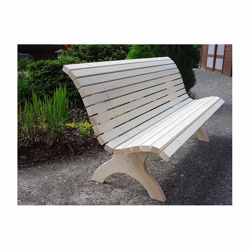 Na poctivé dřevěné lavičce je radost sedět