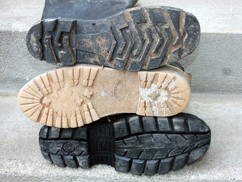 Neklouzavé pevné boty jsou pro bezpečnou přípravu dřeva nezbytné