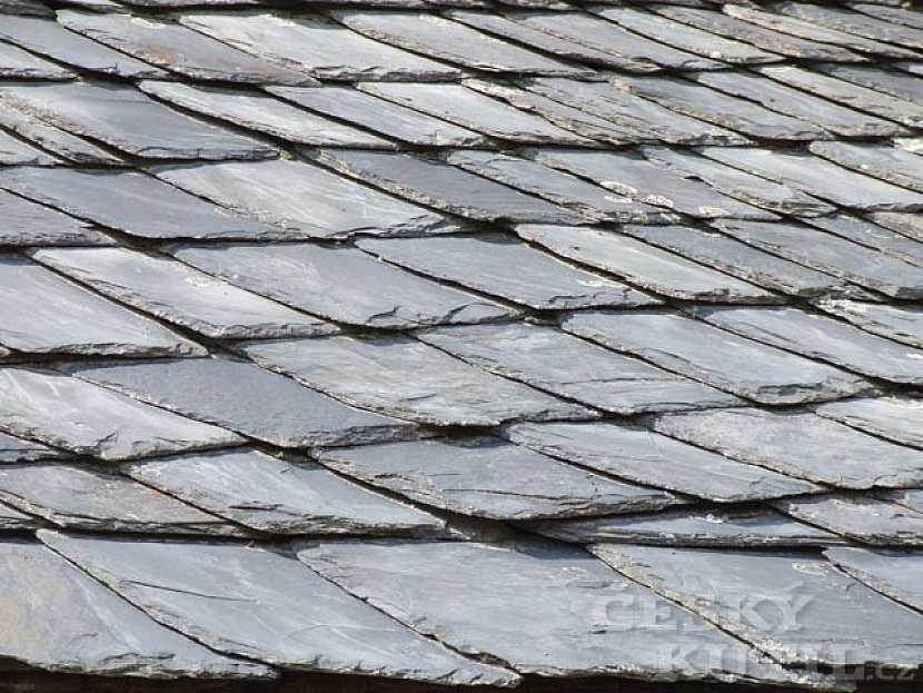 Střechy a střešní krytiny – 4. díl: krytiny ze štípané břidlice