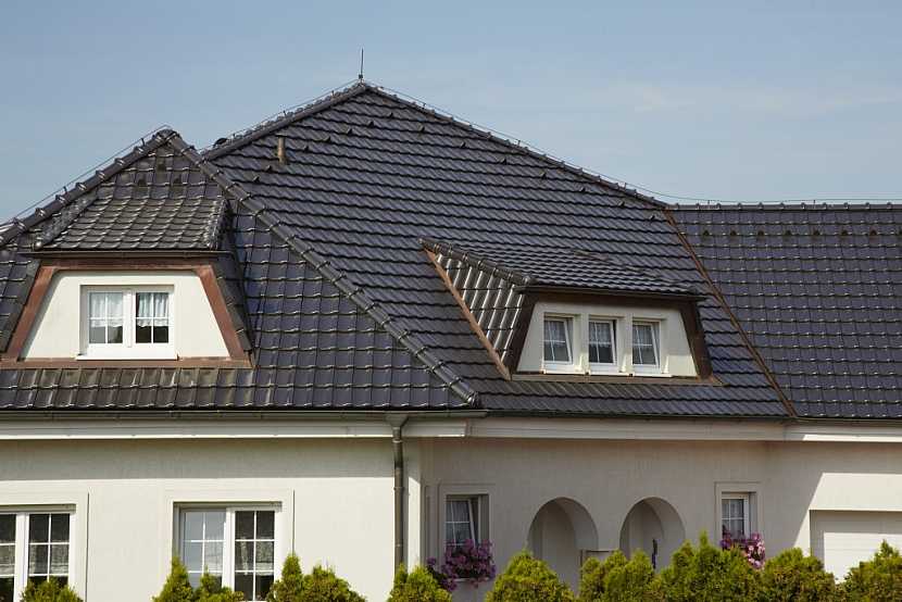 Jednoduchý tvar tašky Stodo 12 podtrhuje výsledný elegantní vzhled střechy. Na obrázku v provedení glazura břidlicově hnědá.