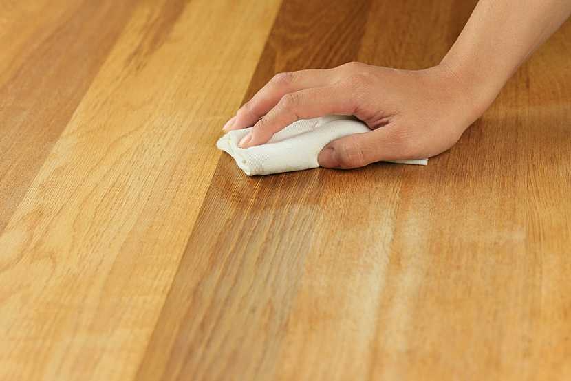 Před opravou drobných defektů vždy podlahu důkladně vyčistěte speciálními prostředky určenými k péči o dřevěnou podlahu