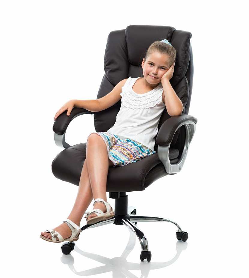 Židle by měla být ergonomicky tvarovaná a pohodlná