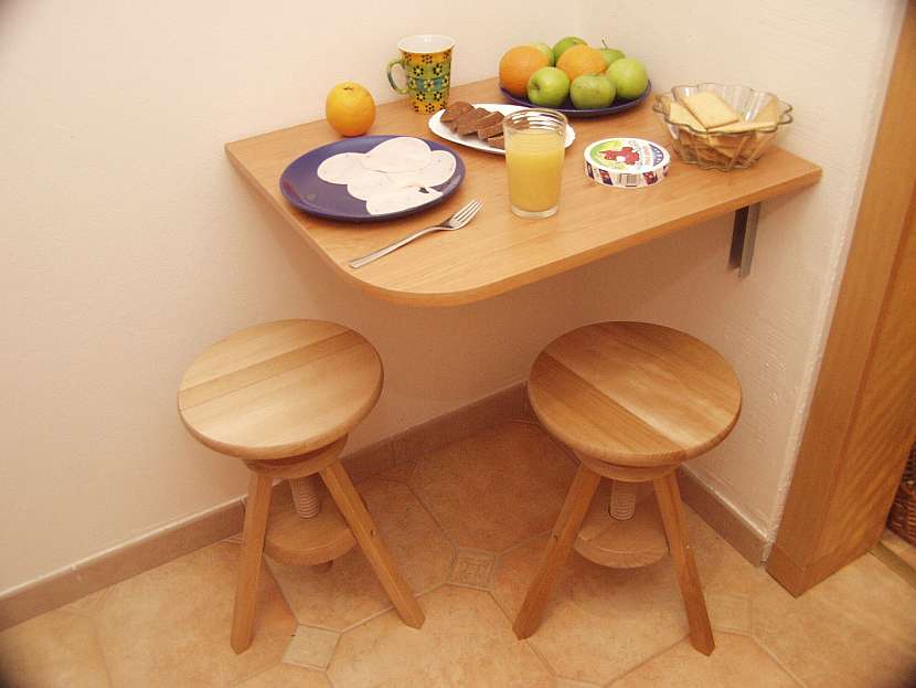 Sklopný stoleček je ideálním počinem do malého prostoru