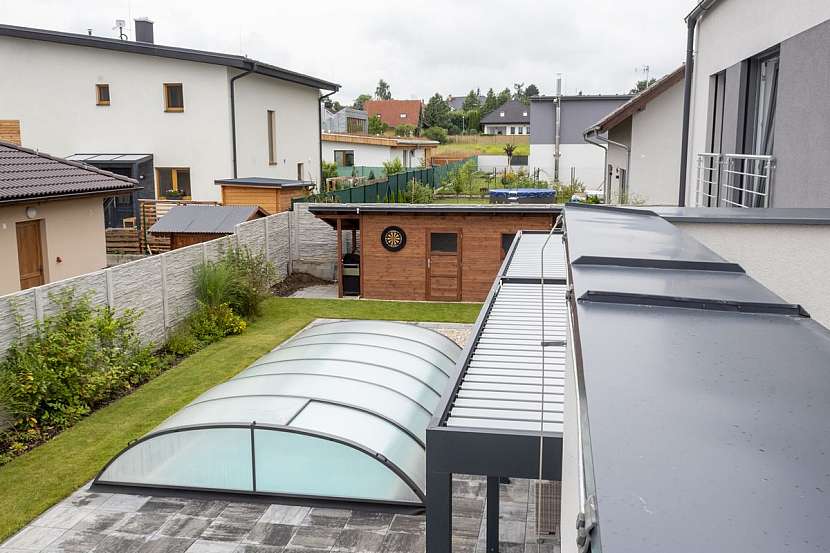 Dům v odstínech šedé obklopili barevnou zahradou se zářivými rudbekiemi