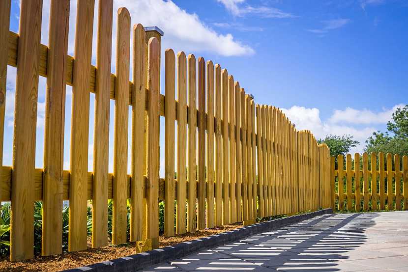 dřevěný plot z prken