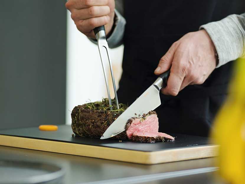 Velký kuchařský nůž Fiskars si hravě poradí s krájením větší zeleniny, ale i s porcováním drůbeže, masa a ryb.