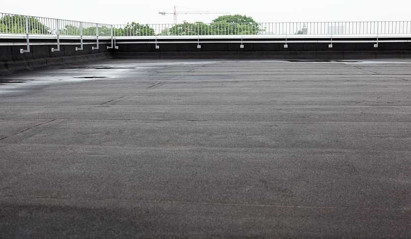 Izolace asfaltem je vhodná pro rovné, nečlenité střechy nebo terasy
