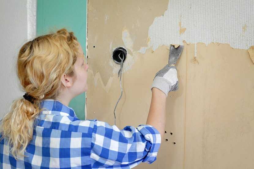 Před úpravou zdí odstraňte původní nátěry a tapety