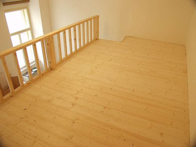 Na podlahu patra se používají smrkové nebo borové podlahové palubky spojované na pero a drážku 
