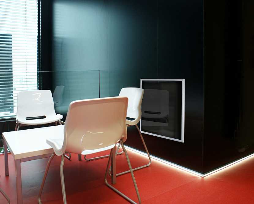 Skleněné panely ECOSUN G kombinují úsporné sálavé vytápění s čistým designem skla a lze je využít v širokém spektru interiérů včetně administrativních prostor.