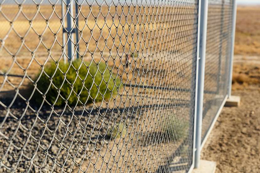 Hotový drátěný plot musí být pevný a nesmí se prověšovat