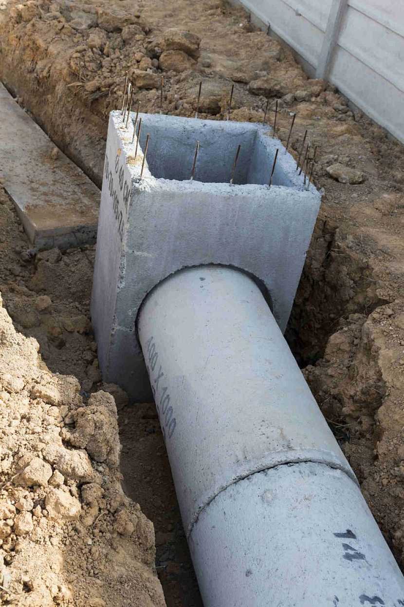 Odpadní potrubí vedené okolo objektu musí mít dozorové šachty kvůli kontrole a poruchám