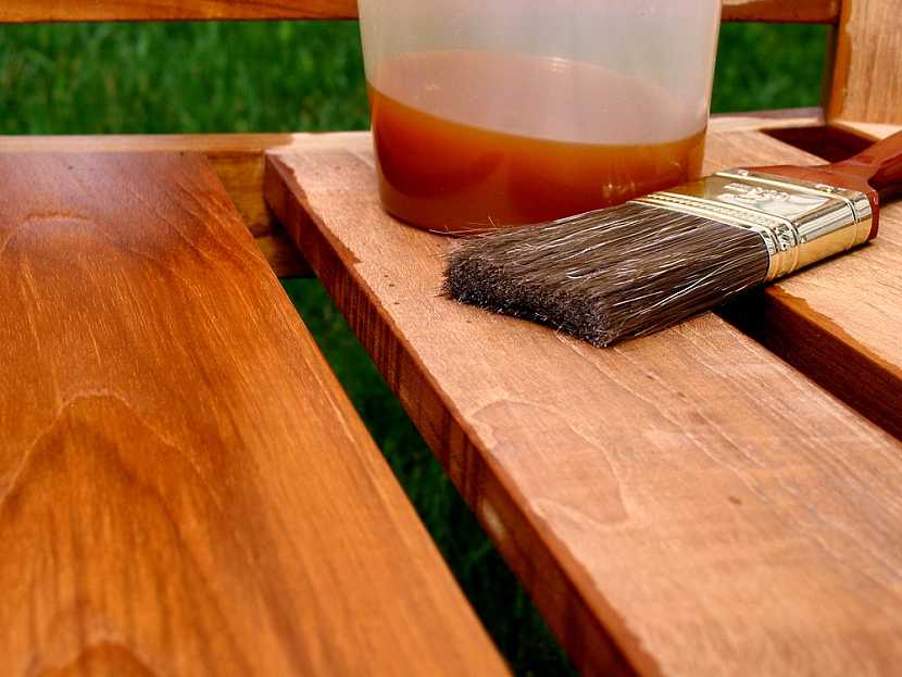Pokud jste si pořídili dřevěný zahradní nábytek je vhodné ho opatřit ochranných nátěrem