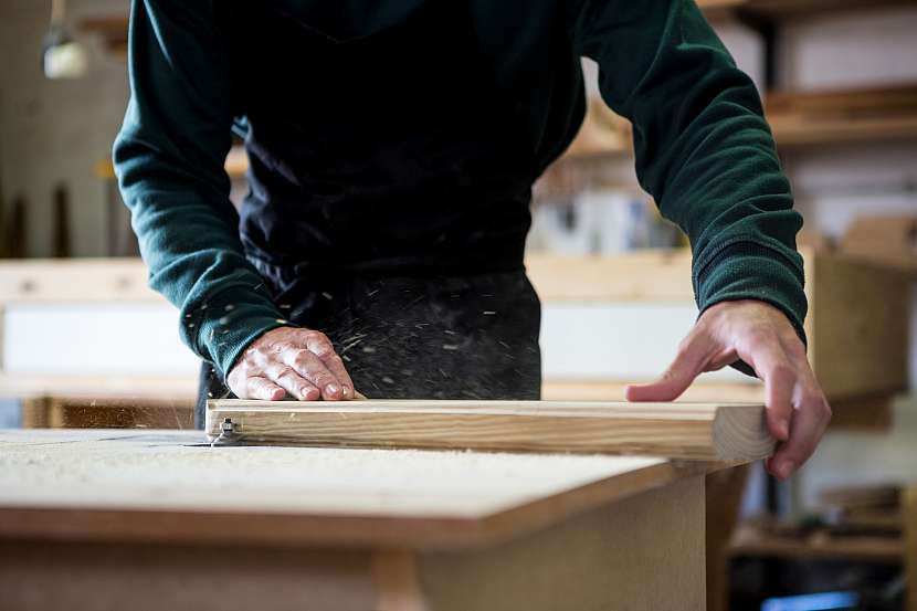 Vyrobte jednoduše praktickou dřevěnou poličku