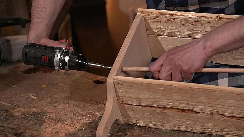 Další dřevěná tyčka bude sloužit jako zábradlíčko