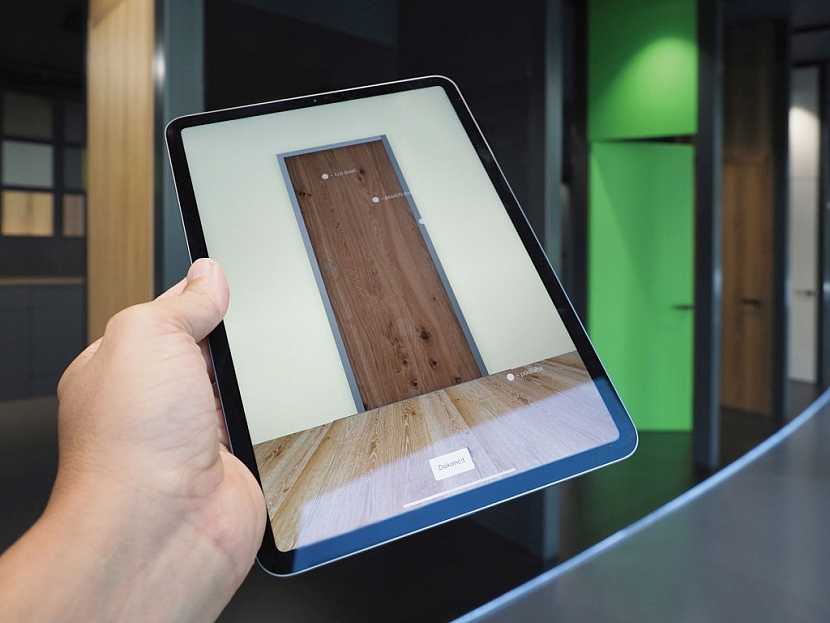 Díky speciální aplikaci si můžete vámi vybrané dveře nastavit v tabletu a ty se vám pak automaticky zobrazí na třímetrovém LED panelu, který je rovněž součástí SAPELI UNLIMITED showroomu