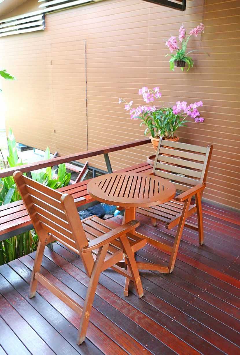Dřevěné židle na balkoně vydrží díky impregnaci