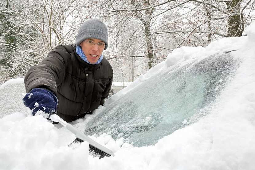 Pečlivě ometejte auto od sněhu