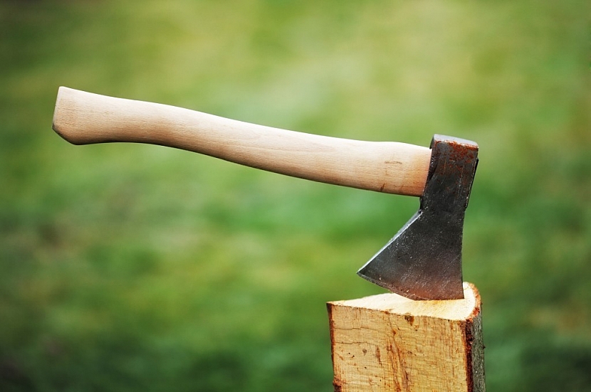 Ruční sekerka je ideálním pomocníkem při štípání dřeva na zátop