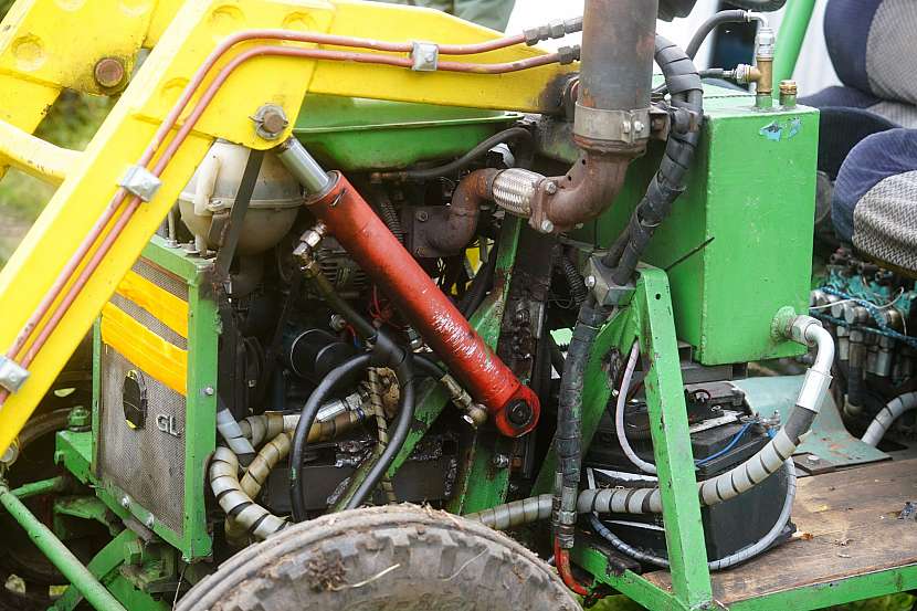 Základem traktoru je dieselový motor s nepřímým vstřikováním