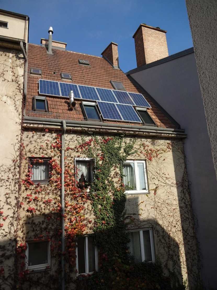 Pohled na dům z jižní strany a umístění fotovoltaického systému