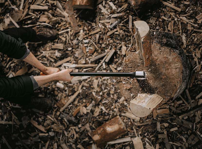 Při sekání dřeva sekerou dbejte na bezpečnost (Zdroj: Fiskars)