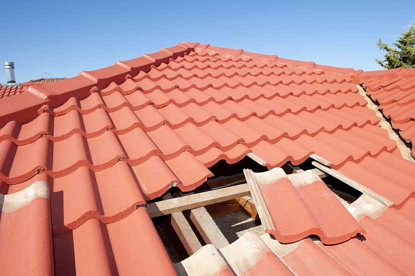 Kontrola střechy ve správný čas zamezí pozdějším rozsáhlým opravám (Zdroj: Depositphotos)