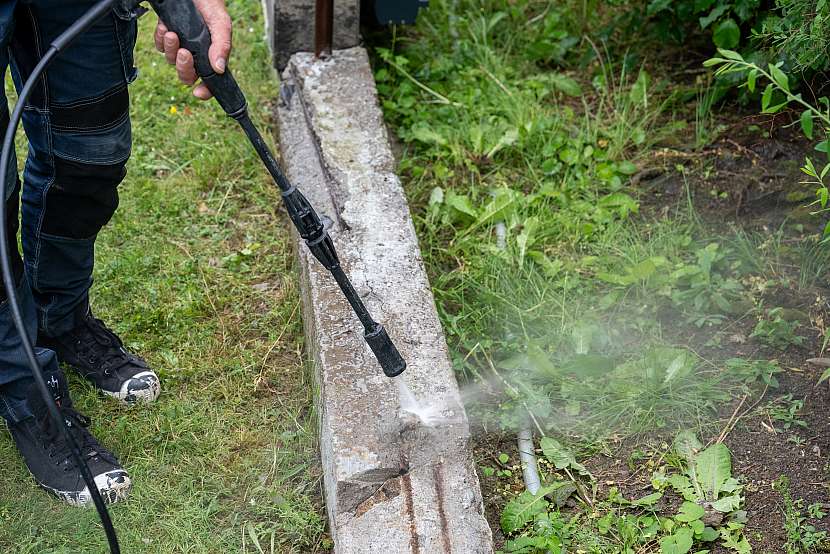 Beton je potřeba očistit a navlhčit