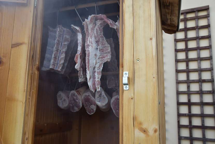 Domácí dřevěné udírny promění vaše naložené maso v opravdovou lahůdku