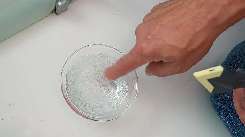 Nový silikon můžeme rozetřít i prstem, namočeným v saponátové vodě